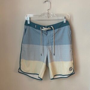 Vuori Men’s Cruise Board Shorts Blue Stripe Colorblock Size 30